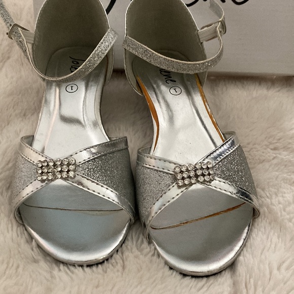 Gorgeous silver fancy shoes for girls - Picture 2 of 5